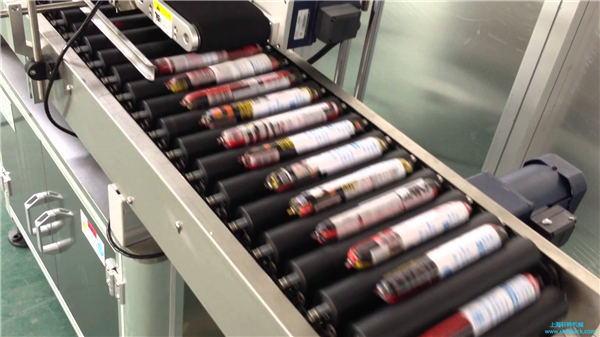 带喂料器的自动香肠贴标机